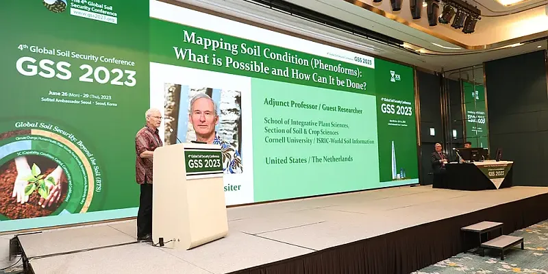 ISRIC Guest Researcher David G. Rossiter presenting at the 4th Global Soil Security Conference. Credit: (Global Soil Security Conference 2023) 
